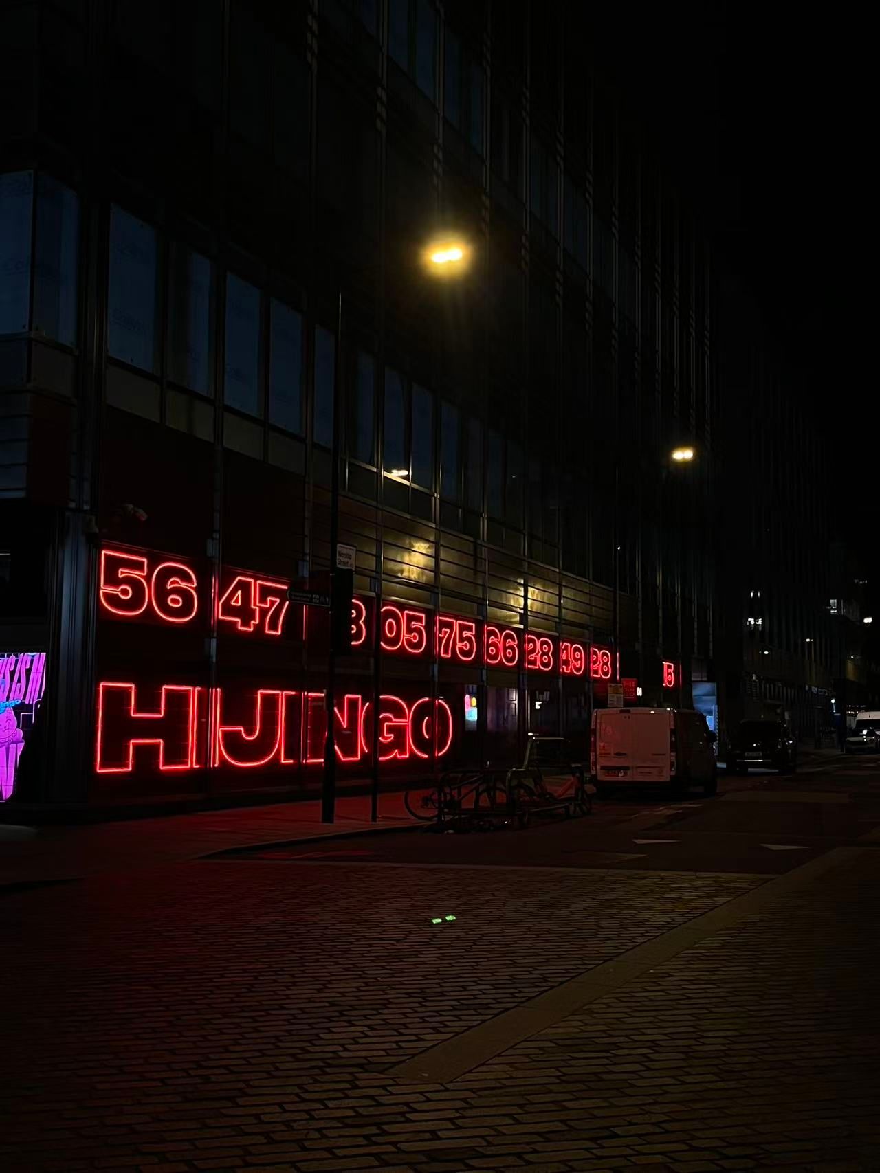 夜晚街道上的霓虹招牌