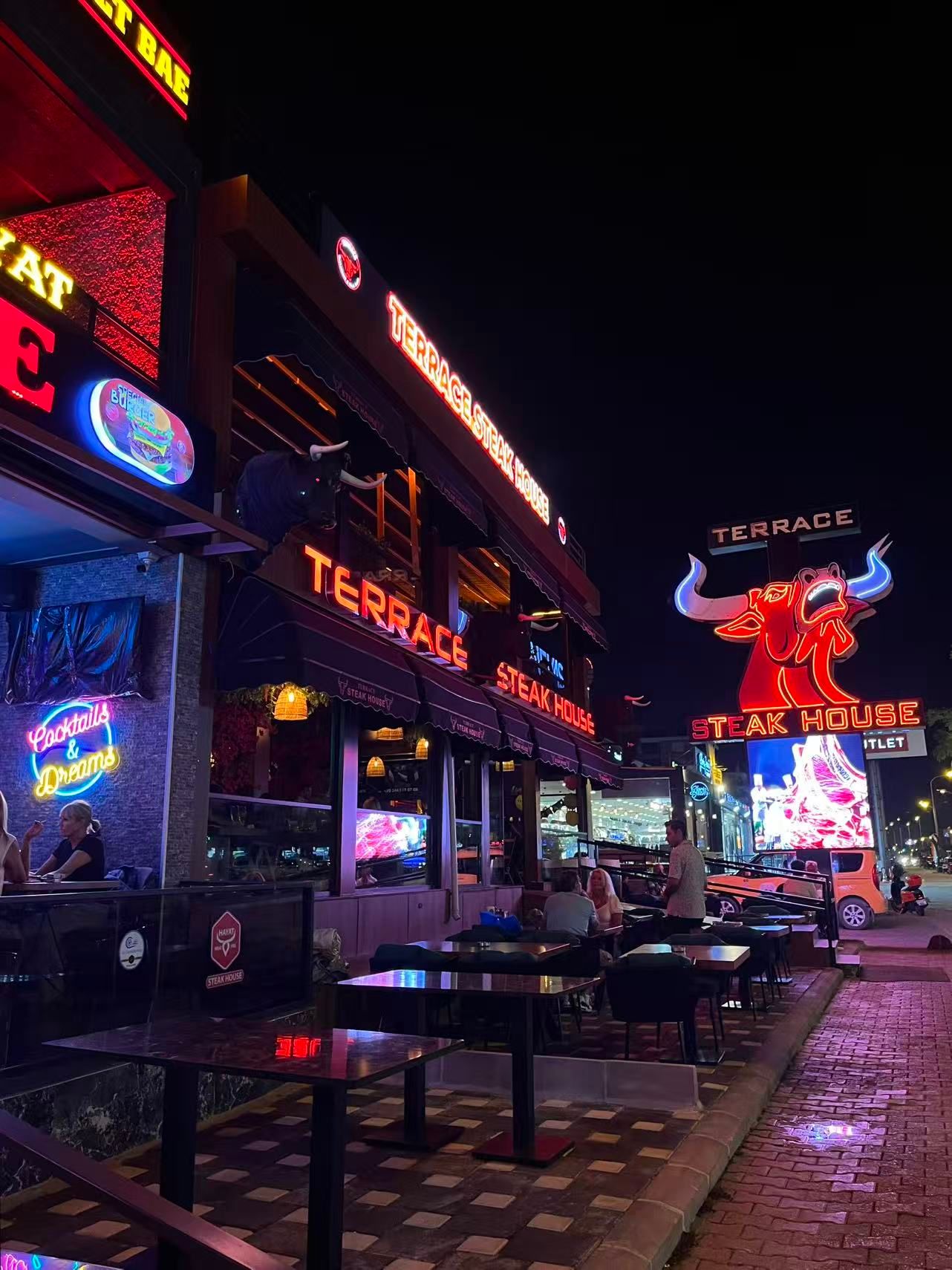 露天平台的夜晚灯牌
