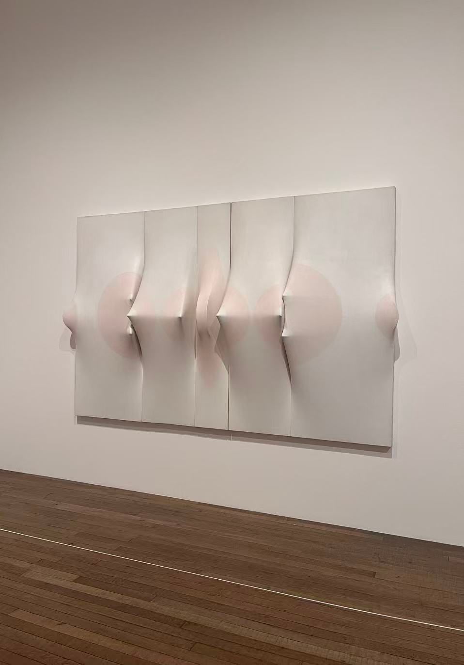 白色浮雕作品